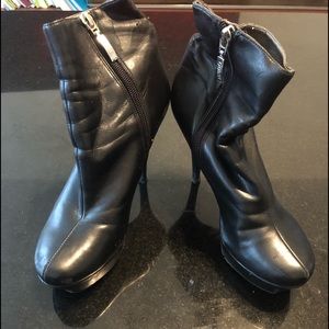 Guess faux leather black booties